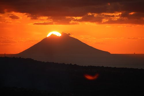Vulkaan Stromboli bij zonsondergang