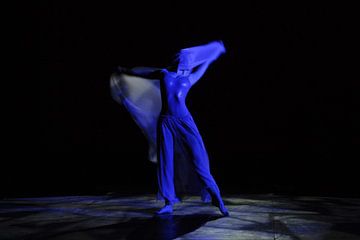 Danser in blauw # 1 van Vovk Serg