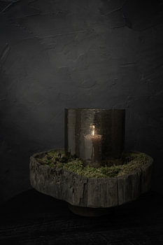 Rustic lighting - Donker stilleven met windlicht en mos