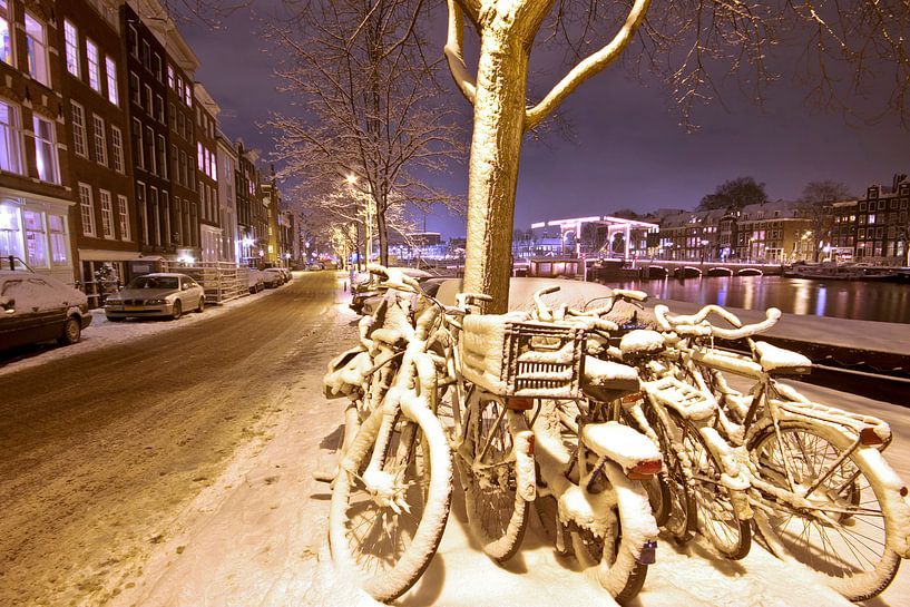 Amsterdam enneigée la nuit sur l'Amstel par Eye on You