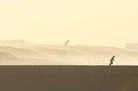 Rennende jongen bij zonsondergang van Simone Meijer thumbnail