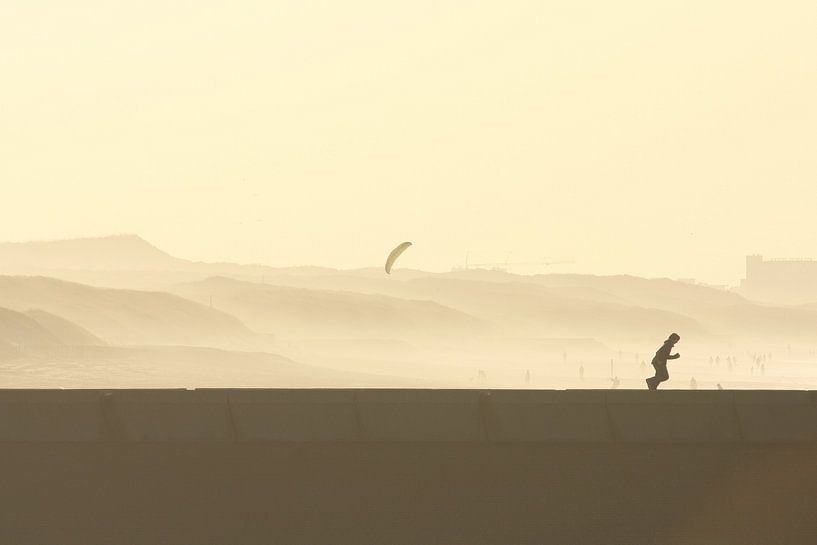 Rennende jongen bij zonsondergang van Simone Meijer