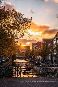 Leiden - Herfst met een gouden zonsondergang over de oude rijn. van Reezyard