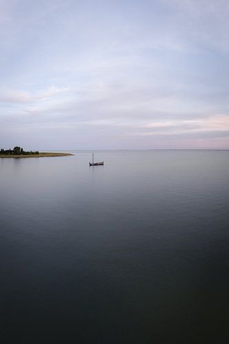 Silence vertical sur le lac Markermeer | Le Tjalk près de Schellinkhout