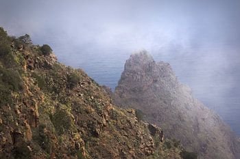 Auf La Gomera in den Kanarischen Inseln ragen dramatische Klippen aus dem Meeresnebel empor