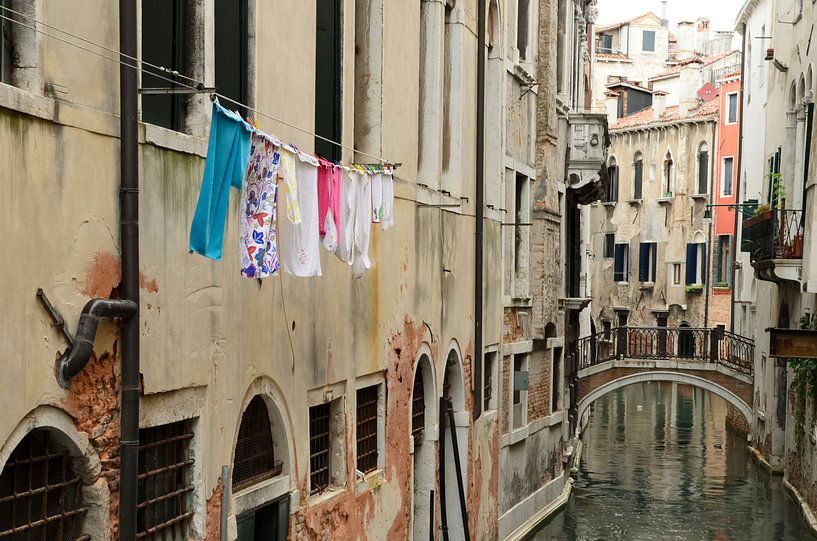 Drying laundry in Venice by Remco Swiers