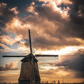 Moulin avec ciel menaçant sur Paula van der Post