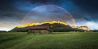 Berge im Sonnenuntergang mit Regenbogen