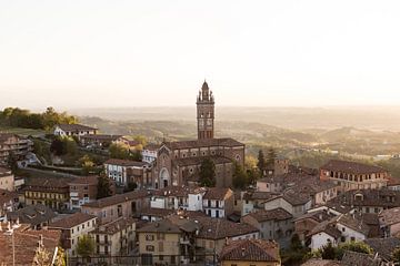 Zicht op Monforte d'Alba in Italië. (I)