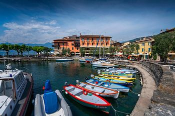 Boote im Hafen von Torri del Benaco am Gardasee