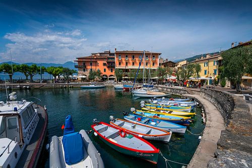 Boote im Hafen von Torri del Benaco am Gardasee