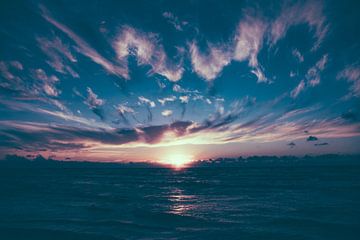 Zonsondergang met wolkenlucht bij Paal 7 no.2 van Alex Hamstra
