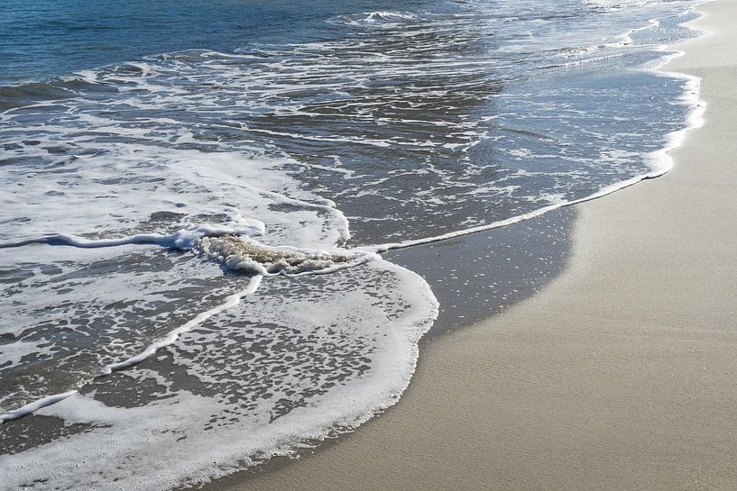 De douces vagues sur une plage de sable sur Montepuro