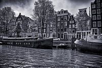 woonbootjes en grachtenpandjes aan de Prinsengracht op een heerlijk zomerse dag