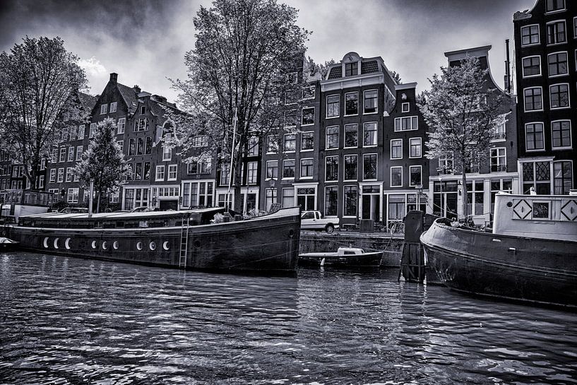 woonbootjes en grachtenpandjes aan de Prinsengracht op een heerlijk zomerse dag van Hans de Waay