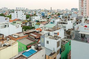 De daken van Ho Chi Minhstad, Vietnam van Gijs de Kruijf