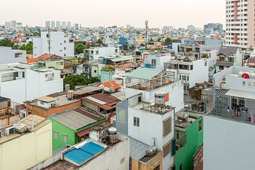 De daken van Ho Chi Minhstad, Vietnam van Gijs de Kruijf