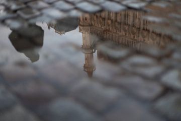 Der Grand Place von Brüssel spiegelt sich im Wasser
