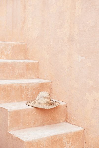 Roze kleurige muren in Marrakech van Leonie Zaytoune