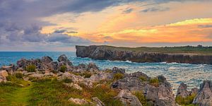  Panorama eines Sonnenuntergangs bei Guadamía, Asturien, Spanien