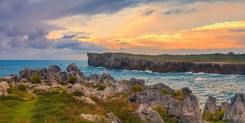  Panorama d'un coucher de soleil près de Guadamía, Asturies, Espagne par Henk Meijer Photography