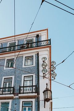 blauw huis in Lissabon, Portugal van Anne Verhees
