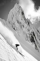 Skieur tressant la neige