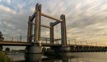 Gouwespoorbrug Hoge Gouwebrug over het Gouwekanaal bij Gouda van Robin Verhoef