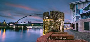 Maastricht, hoog brug en Maaspunttoren tijdens zonsopkomst