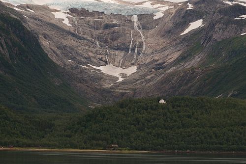 Maison blanche près du glacier