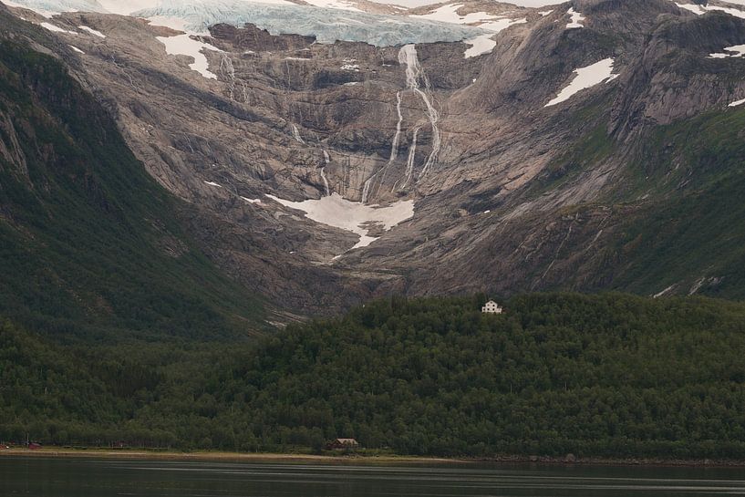 Weißes Haus am Gletscher von Welmoed Bulthuis-Rondaan
