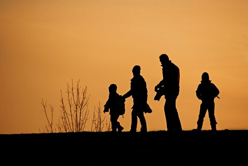 Wandelen op de dijk - silhouet van Maren Oude Essink