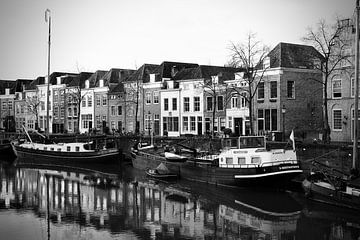 De Brede haven van Den Bosch ( zwart wit ) vanaf boombrug