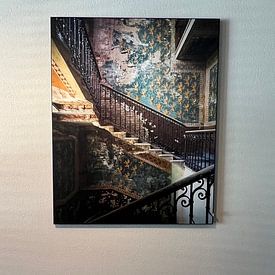 Klantfoto: Trap in Verlaten Boerderij. van Roman Robroek - Foto's van Verlaten Gebouwen, als ArtFrame