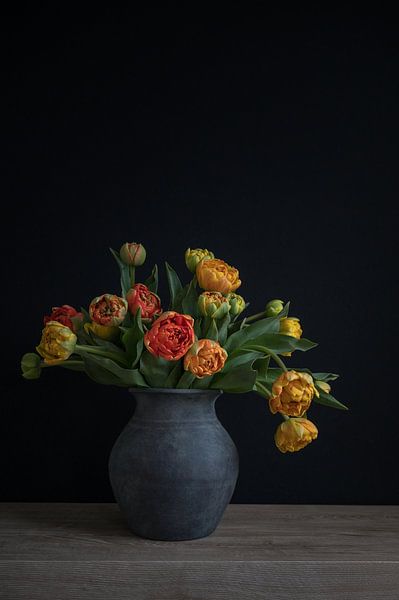 Stillleben mit Tulpen in einer Keramik-Vase Porträt von John van de Gazelle fotografie