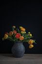 Stillleben mit Tulpen in einer Keramik-Vase Porträt von John van de Gazelle fotografie Miniaturansicht