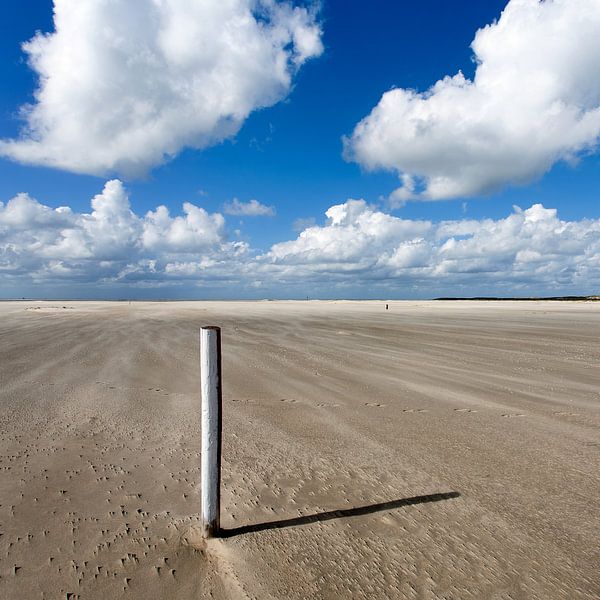 Eenzame paal op het strand van de Hors op Texel van Hans Kwaspen