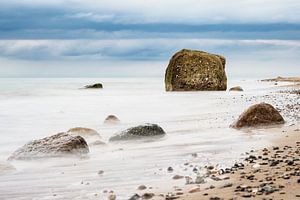 Stones on the Baltic Sea coast van Rico Ködder