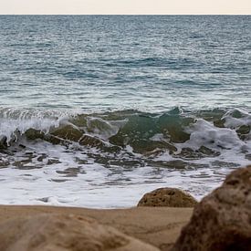 vague océanique se fracassant sur la plage sur VIDEOMUNDUM