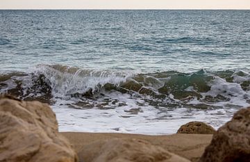 ocean wave crushing on the beach von VIDEOMUNDUM