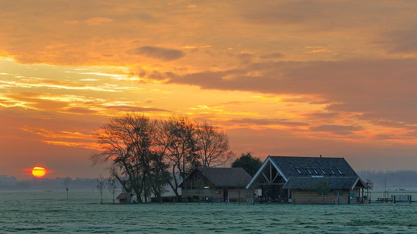 De zon komt op in Maasland. van delkimdave Van Haren