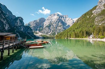 Prager Wildsee in den Dolomiten mit den Boden und dem Steg