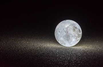 Kunstmatige maan op een weg van Denny Gruner