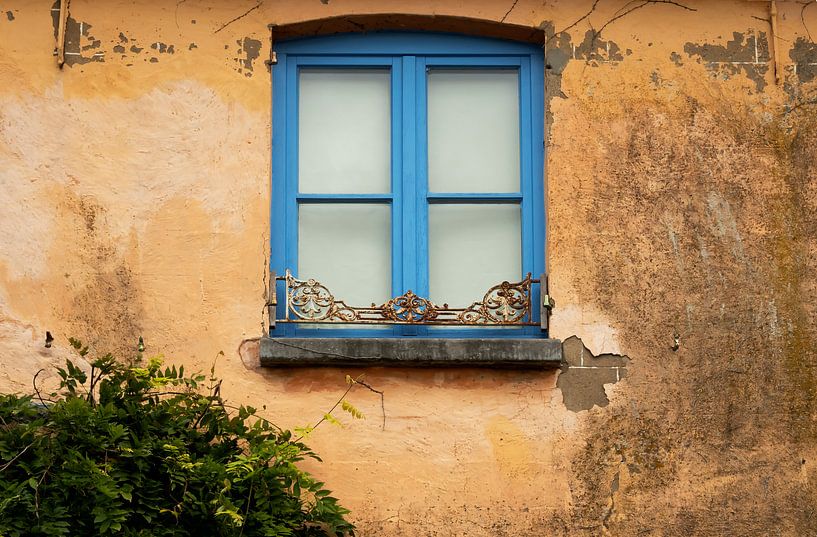 Mediterrane muur met blauw raamkozijn. van Ellen Driesse