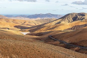 Panoramablick auf die Landschaft zwischen Pajara und La Pared auf der Kanareninsel Fuerteventura, Sp