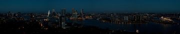 panorama van Rotterdam in de avond van W J Kok