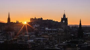 Zonsondergang met Skyline Edinburgh Schotland vanaf Calton Hill van Jefra Creations