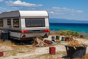 Wohnwagen Camping am Strand in Afytos  auf der Insel Chalkidiki in Griechenland am Mittelmeer