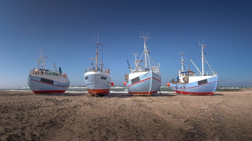 Fischerboote auf Sandstrand unter klarem Himmel von Jonas Weinitschke