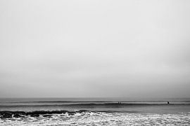 Surfers in a calm sea - black and white by Tim als fotograaf